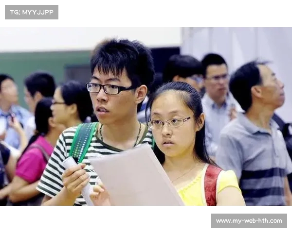 内蒙古高考男生成绩揭晓,抱着奶奶痛哭:担忧未能如愿,无法交代家人期望 内蒙古高考男生成绩揭晓,抱着奶奶痛哭:担忧未能如愿,无法交代家人期望
